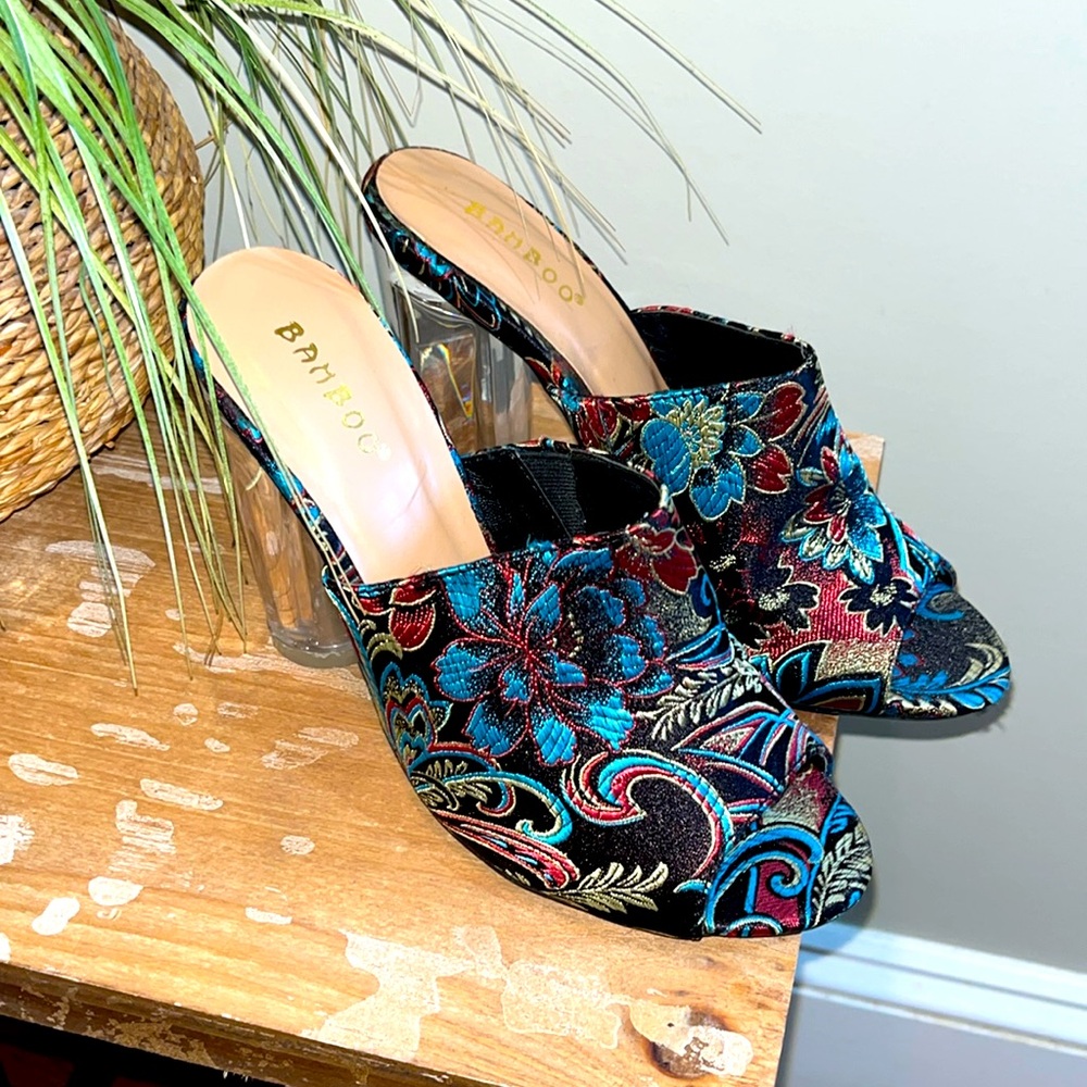 Bamboo Heels Fabric and clear heal open toe stunning slide in! ❤️🩷💙